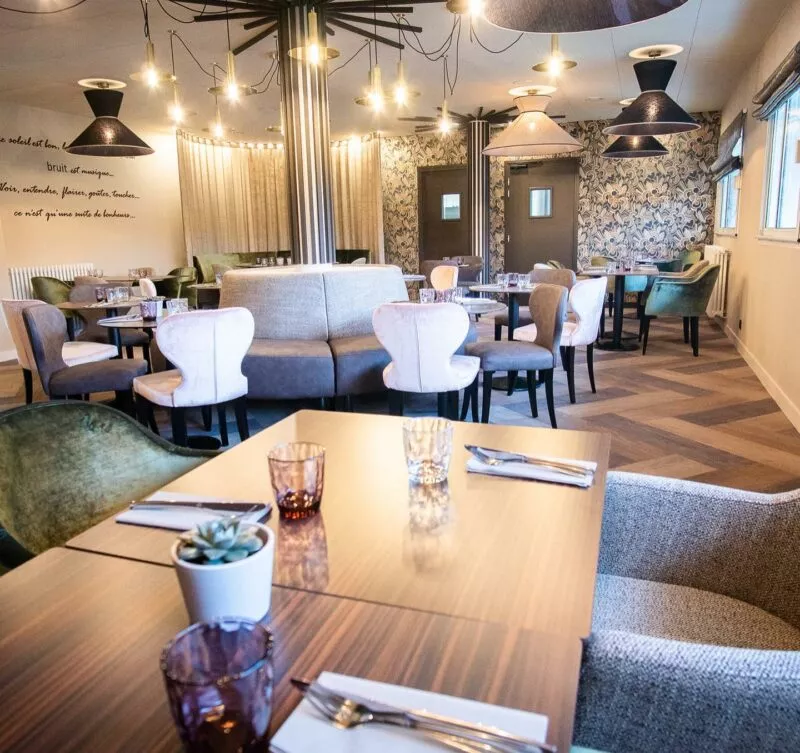 Décoration d'un restaurant à Quessoy dans les Côtes-d'Armor, une référence Regard Pluriel