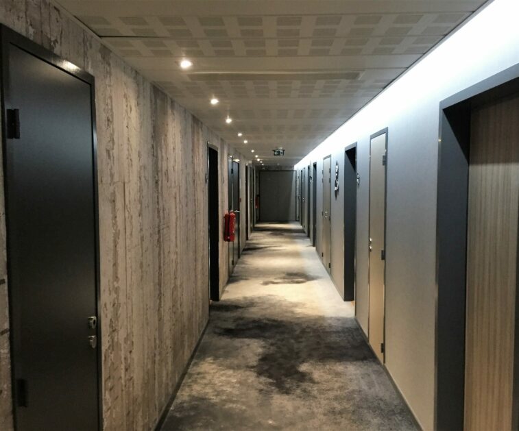 Brit Hotel Plérin : des travaux peintures et papiers peints réalisés par Regard Pluriel - couloir