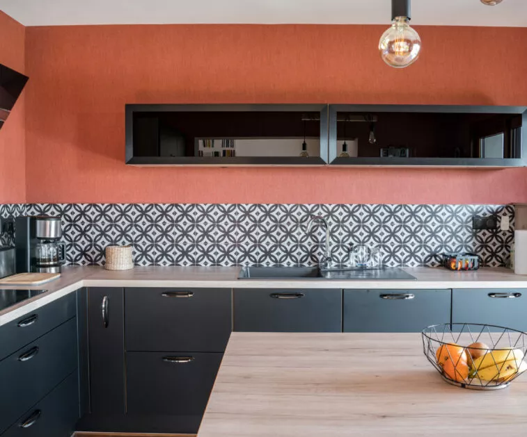 Cuisine : rénovation des murs (peinture et papiers peints) et revêtement de sol dans les Côtes d'Armor
