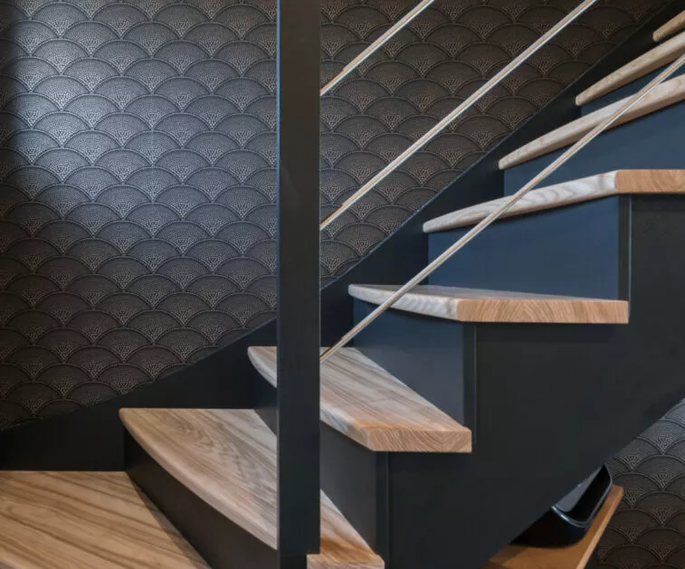 Travaux de rénovation à Saint-Donan : peinture et papier peint dans l'escalier