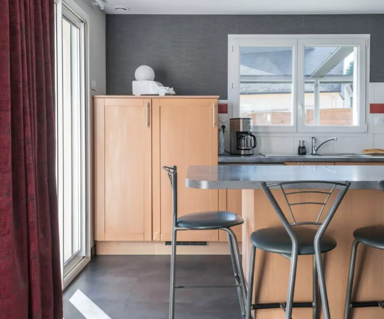 Travaux de rénovation à Saint-Donan : sol, murs et rideau sur mesure